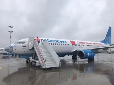 В аэропорту Перми самолет авиакомпании «Победа» застрял в сугробе