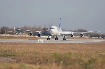 Аварийная посадка самолета в пшеничном поле, самолет \"Уральских авиалиний\"  в пшеничном поле