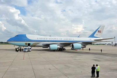 Неизвестный проник на авиабазу, где находится самолет президента США