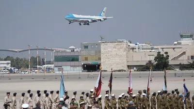 Самолет вице-президента США экстренно вернулся на военную базу