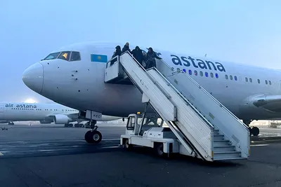 QAZAQ AIR отменила рейс, заставив казахстанцев мерзнуть на борту самолета