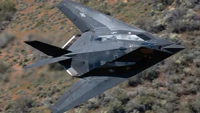 Стелс-самолет F-117 Nighthawk сфотографировали во время полета над каньоном  (фото)