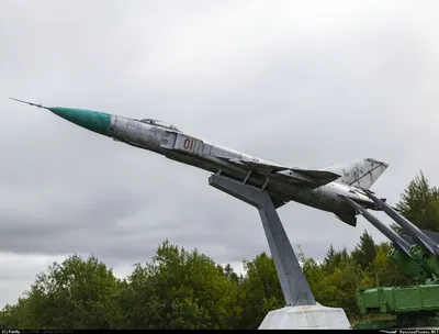 Су-15, стоявший возле Дома офицеров, временно лишится крыльев, чтобы  переехать на Пушистый. Сахалин.Инфо