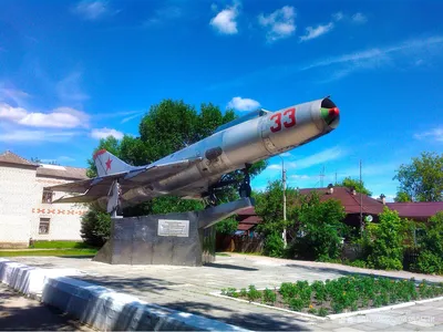 Самолёт-памятник СУ-9 в Красной Горбатке