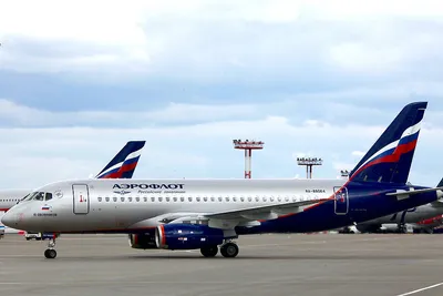 Модель пассажирского самолета Сухой SuperJet-100, авиакомпании Аэрофлот  России, масштаб 1:72, длина модели 42 см.