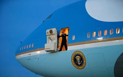 Самолет Трампа проводили к Обаме водным салютом - ВИДЕО
