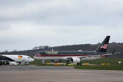 дональд трамп прибыл на саммит в хельсинки 2018. в аэропорту гельсинкиванты  приземлился самолет C32 Редакционное Фото - изображение насчитывающей  усилие, финляндия: 220985896