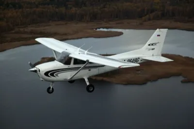 Четырехместный легкий однометаллический самолет Cessna 172N Skyhawk II  OH-CAZ, оснащенный пистолетами, демонстрировался на авиаци Редакционное  Стоковое Изображение - изображение насчитывающей двигатель, авиакомпании:  158199944