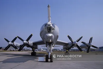 Вид \"воздух-воздух\" справа от советского самолета Ту-142 \"Медведь-Ф\" -  Национальные архивы США и DVIDS Поиск в мировом общественном достоянии