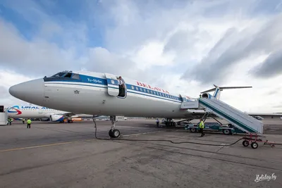 Транспортировка самолета Ту-154 к месту вечной стоянки | РИА Новости  Медиабанк