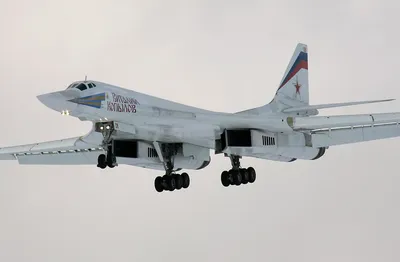 Модель самолета Туполев Ту-160 \"Белый лебедь\" ВВС России 1:100 AV0003