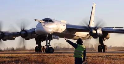 Аэродром Энгельс – оккупанты используют автомобильные шины для защиты своих  Ту-95 » Слово и Дело