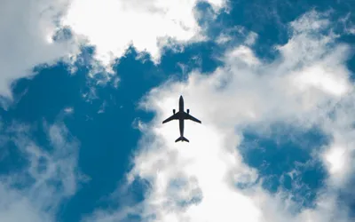 Много самолетов в небе стоковое фото. изображение насчитывающей полет -  31385916