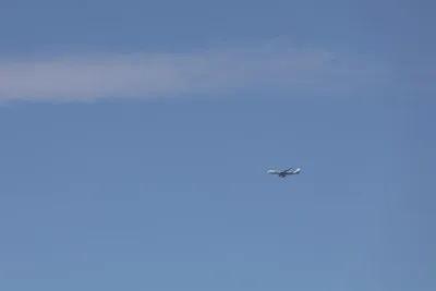 Самолет в небе фото с земли фотографии