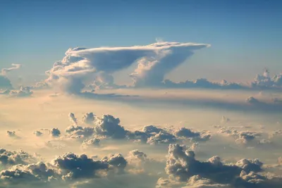 Взгляд крыла самолета из окна на облачном небе земля Стоковое Изображение -  изображение насчитывающей место, россия: 134019359