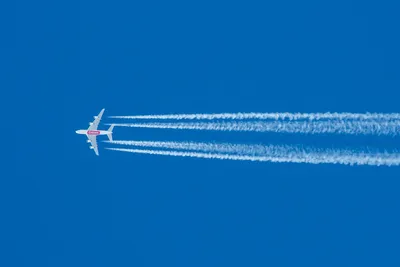 Белые «хвосты» от самолетов в небе сильно повлияют на климат Земли | Пикабу