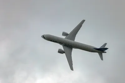 Самолет в полете на сумерки Стоковое Изображение - изображение  насчитывающей взгляд, отклонение: 137189291