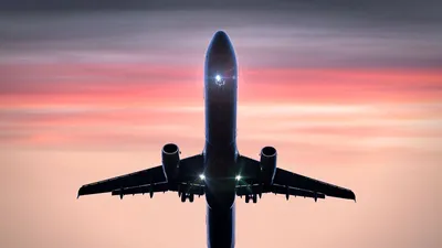 Белый двухэтажный пассажирский самолет в полете Вид на переднюю часть  самолета Стоковое Изображение - изображение насчитывающей ландшафт, полет:  163890333