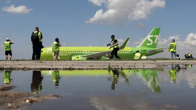 Летательный самолет авиакомпании S7 Airlines и луна Редакционное Стоковое  Изображение - изображение насчитывающей летание, гражданско: 166018534