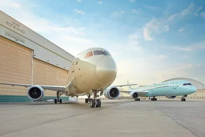 Etihad Airways Boeing 777 Широкофюзеляжных Пассажирский Самолет A6-ЕФО  Рулении На Манчестер Международный Аэропорт Асфальту После Посадки.  Фотография, картинки, изображения и сток-фотография без роялти. Image  51344224
