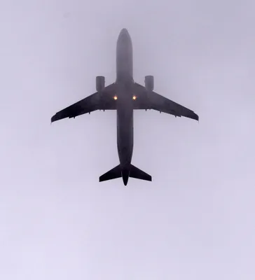 Коммерческий самолет пассажиров в полете. Крупные пассажирские самолеты.  Реалистичные самолеты. Пассажирский самолет. Иллюстрация штока -  иллюстрации насчитывающей самолета, самолет: 202060233