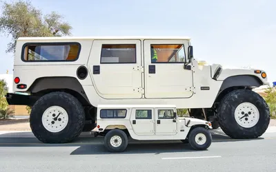 Как выглядит самый большой Hummer в мире (он просто гигантский на фоне  других машин) :: Autonews