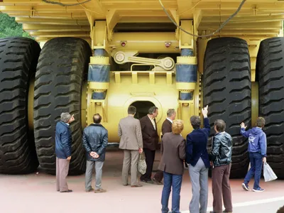 АвтоЗайм - 🔥 #Интересныйфакт из автомира Самый большой автомобиль в мире —  белорусский карьерный грузовик БелАЗ 75710. Высота этой модели превышает  восемь метров, а масса — восемьсот тонн 🚗 Нужен займ под