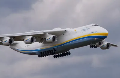 Ан-124 «Руслан» — самый большой в мире серийный самолёт. Авиакомпания  «Волга-Днепр»