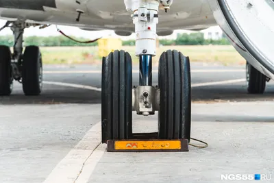 Почему при посадке самолета не взрываются шины от шасси, несмотря на  высокую скорость и колоссальное давление | Журнал Фактов | Дзен