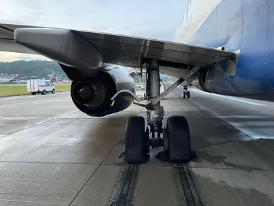 Шасси самолета стоковое изображение. изображение насчитывающей черный -  25825635