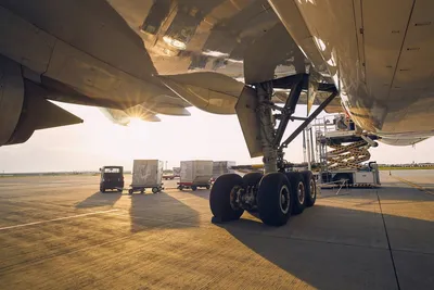 Шасси самолета грузов на полосе аэропорта Стоковое Изображение -  изображение насчитывающей доставка, перевозка: 203101873