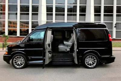 Посмотрите на семидверный туристический автобус на базе Chevrolet Suburban.  Его продают за два миллиона рублей — Motor