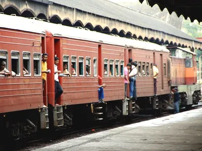 Поезда и железная дорога Шри-ланки/ Поезд пуля на жд переезде - YouTube