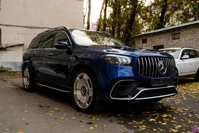 Бело-синий Mercedes Maybach с …» — создано в Шедевруме