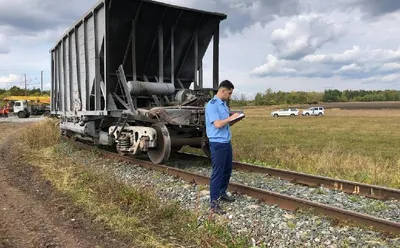 Пять вагонов грузового поезда сошли с рельсов под Красноярском