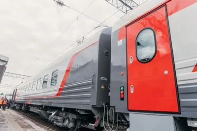 Следовавший в Адлер скорый поезд сбил двух людей в Москве, погибла женщина