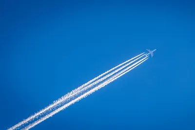 Белый след за самолетом в небе - что это такое?