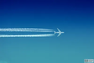 След от самолета в небе стоковое изображение. изображение насчитывающей  природа - 106328171
