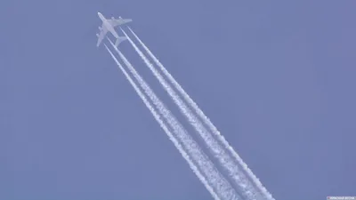 Конденсационный след самолета в голубом небе Стоковое Фото - изображение  насчитывающей безоблачно, ландшафт: 192558000