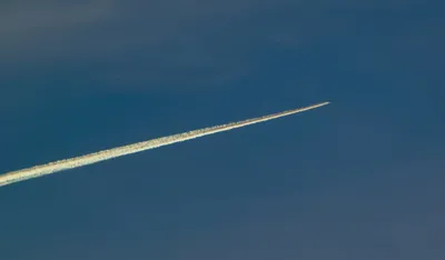 Почему самолеты оставляют белый след в небе?