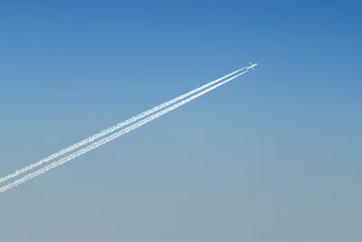 След от самолета в небе стоковое фото. изображение насчитывающей линия -  106209528