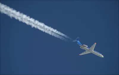 Казахстанцы приняли след от самолета за опасные химикаты