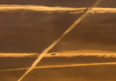 Конденсационный след реактивного самолета через облака в голубом небе  Стоковое Изображение - изображение насчитывающей тропка, поток: 71357229