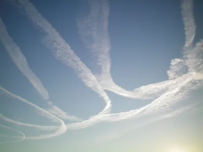 Aeroflap – Почему некоторые самолеты оставляют следы в небе?