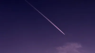 Почему от самолётов остаются следы в небе? Рассказывает лётчик