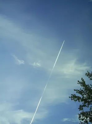 Инверсионный след самолёта и его тень на облаках | Пикабу