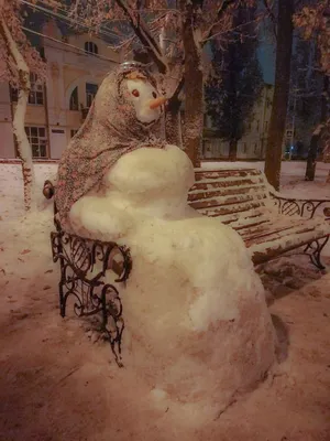Фантастическое изображение Снеговика и снежной бабы в формате webp