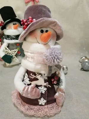 Милые изображения Снеговика и снежной бабы в сказочном стиле