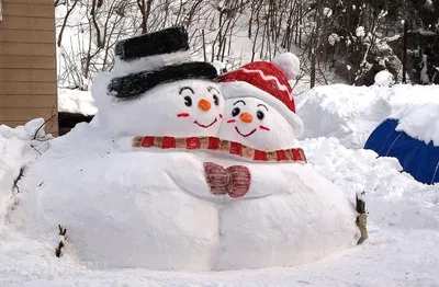 Улыбающийся Снеговик и снежная баба на бесплатных обоях