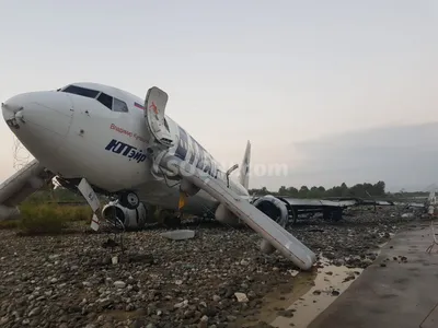 Новость: В Сочи самолет съехал с взлетно-посадочной полосы в воду и  загорелся. Видео